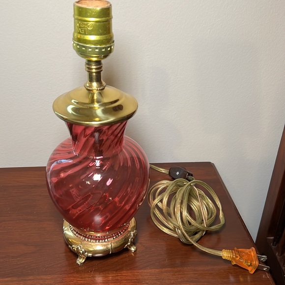 Vintage pink cranberry glass swirl optic gold brass footed pedestal desk lamp - Picture 3 of 10